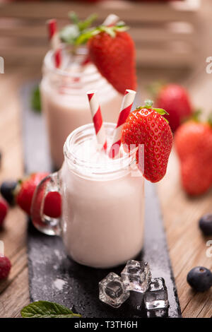 Verre de smoothie fraise sur fond de bois jusqu'cllose Banque D'Images