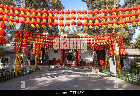 Luoyang, Henan/Chine- le 20 janvier 2019 : La marche en avant du chemin dans le Temple Guanlin. C'est l'endroit où la tête de Guan Yu était enterrer. Guan Yu est Banque D'Images