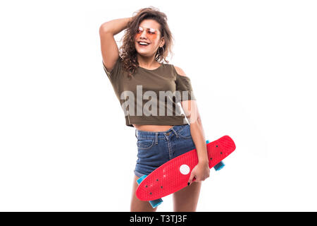 Hipster girl holding a skateboard et regardant la caméra sur fond blanc Banque D'Images