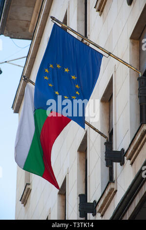 Le bulgare et le drapeau de l'Union européenne à l'extérieur d'un bâtiment du Gouvernement bulgare, Sofia, Bulgarie Banque D'Images