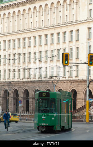 Le tramway et la circulation en centre-ville de Sofia, Bulgarie, Europe, Banque D'Images