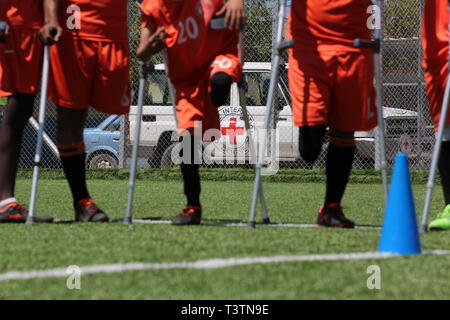 Préparation du match de football pour les personnes handicapées l'amputation, qui aura lieu samedi prochain dans la ville de Gaza, le 11 avril 2019. pour le f Banque D'Images