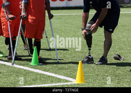 Préparation du match de football pour les personnes handicapées l'amputation, qui aura lieu samedi prochain dans la ville de Gaza, le 11 avril 2019. pour le f Banque D'Images