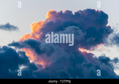 Multi-couleur magnifiquement la formation de nuages pendant le coucher du soleil Banque D'Images