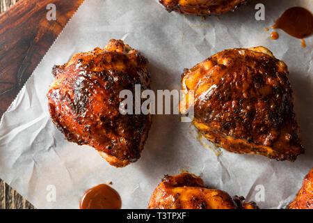 Cuisses de poulet barbecue grillé maison prêt à manger Banque D'Images