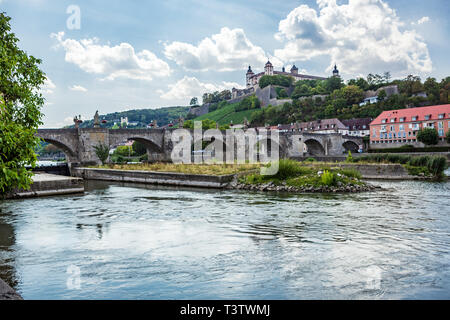 Würzburg, Allemagne - circa 2018, Août : le pont Alte Mainbruecke à Würzburg, Allemagne Banque D'Images