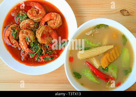 Crevettes épicées sautées avec le basilic sacré et épicée soupe aux légumes mixtes, des plats thaïlandais sains populaires Banque D'Images