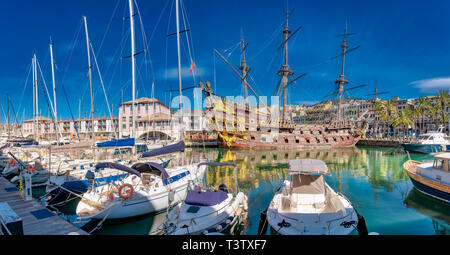 Vue panoramique sur le Vieux Port, Gênes, Italie avec bateaux amarrés et des yachts et le Neptune, une réplique d'un Galion espagnol du xviie siècle, traduit par th Banque D'Images