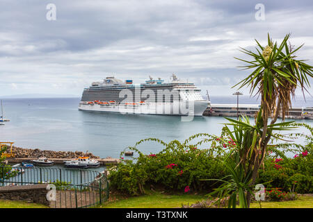 FUNCHAL, ALLEMAGNE - CIRCA OKTOBER, 2013 : Le port de Funchal sur l'île de Madère, Portugal Banque D'Images