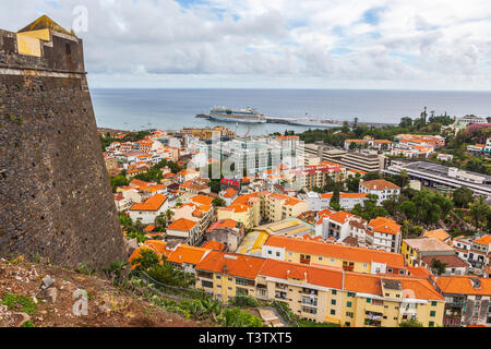 FUNCHAL, ALLEMAGNE - CIRCA OKTOBER, 2013 : Le port de Funchal sur l'île de Madère, Portugal Banque D'Images