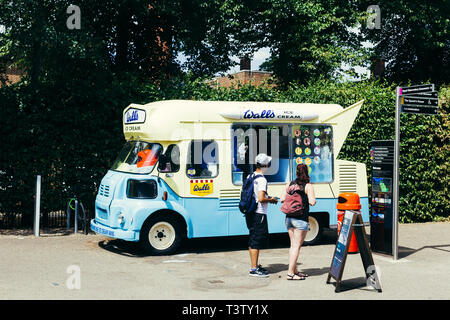 Londres, Royaume-Uni - 23 juillet 2018 : couple de touristes choisissant une glace de l'Ice cream van dans une rue de Greenwich Banque D'Images