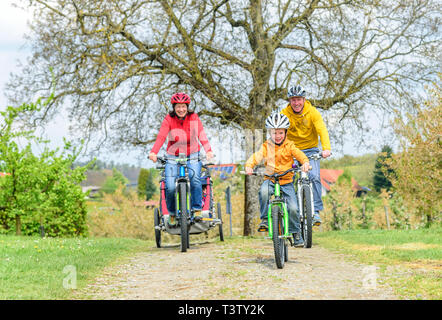 Jeune famille faisant tour à vélo au printemps près de Lindau Banque D'Images