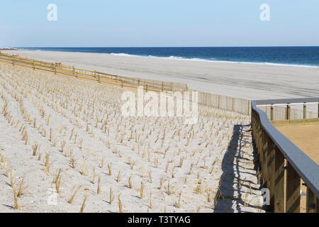 De nouvelles rampes des dunes et de la plage construit dans le cadre de projets de conservation et restauration de la plage, Lavalette, New Jersey, USA Banque D'Images