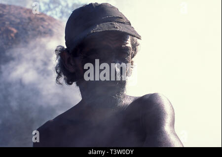 La production de charbon végétal pour être utilisé comme combustible pour produire de la fonte brute - le produit intermédiaire de la fonte de minerai de fer - augmente la déforestation biome Cerrado - l'État du Mato Grosso do Sul, centre-ouest du Brésil. Aciéries modernes et d'une ligne de fer de réduction du fer en fusion le transfert des plantes à l'aide d'une louche pour une utilisation immédiate dans les fours d'acier. Banque D'Images