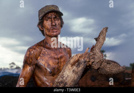 La production de charbon végétal pour être utilisé comme combustible pour produire de la fonte brute - le produit intermédiaire de la fonte de minerai de fer - augmente la déforestation biome Cerrado - l'État du Mato Grosso do Sul, centre-ouest du Brésil. Aciéries modernes et d'une ligne de fer de réduction du fer en fusion le transfert des plantes à l'aide d'une louche pour une utilisation immédiate dans les fours d'acier. Banque D'Images
