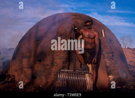 La production de charbon végétal pour être utilisé comme combustible pour produire de la fonte brute - le produit intermédiaire de la fonte de minerai de fer - augmente la déforestation biome Cerrado - l'État du Mato Grosso do Sul, centre-ouest du Brésil. Aciéries modernes et d'une ligne de fer de réduction du fer en fusion le transfert des plantes à l'aide d'une louche pour une utilisation immédiate dans les fours d'acier. Banque D'Images