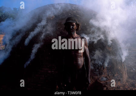 La production de charbon végétal pour être utilisé comme combustible pour produire de la fonte brute - le produit intermédiaire de la fonte de minerai de fer - augmente la déforestation biome Cerrado - l'État du Mato Grosso do Sul, centre-ouest du Brésil. Aciéries modernes et d'une ligne de fer de réduction du fer en fusion le transfert des plantes à l'aide d'une louche pour une utilisation immédiate dans les fours d'acier. Banque D'Images