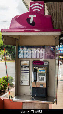 Cairns, Australie - Février 17, 2019 : Libre de Telstra Public avec connexion Wi-Fi gratuite via hotspot sur la rue Abbott. Banque D'Images