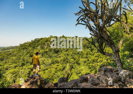 L'homme sur une montagne au Paraguay. Banque D'Images