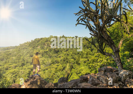 L'homme sur une montagne au Paraguay. Banque D'Images