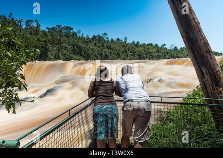 L'homme et de la femme sur l'Saltos del lundi une chute près de la Ville Ciudad del Este au Paraguay Banque D'Images