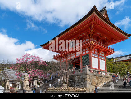 La porte ouest à Kiyomizudera (Temple Kiyomizu-dera), un temple bouddhiste dans le sud de Higashiyama, Kyoto, Japon Banque D'Images