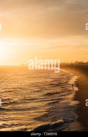 Coucher du Soleil vue depuis la jetée de Balboa à Newport Beach, Orange County, Californie Banque D'Images