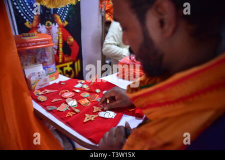 Divers souvenirs vu affiché dans un magasin situé à Mumbai. La phase d'élection Loksabha 1 débute à l'Inde, l'élection aura lieu en 7 phases à partir du 11 avril au 19 mai et Mumbai votera le 29 avril suivi de résultats le 23 mai. Banque D'Images