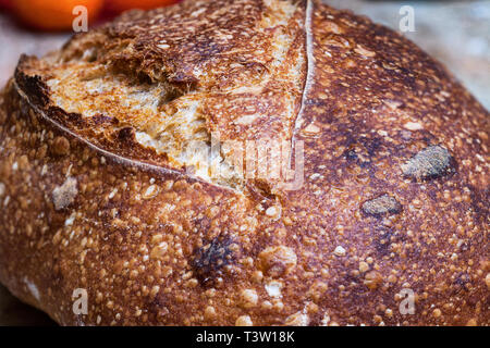 Du pain au levain de la boule. Tranches de pain au levain sur planche de bois. Alimentation saine. La texture de la miette de pain artisanal Banque D'Images