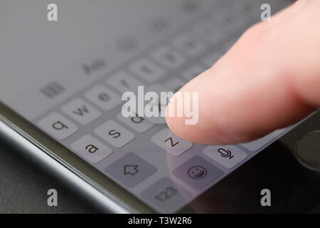 Fabricants texting on smartphone. Close up stock photo. Banque D'Images