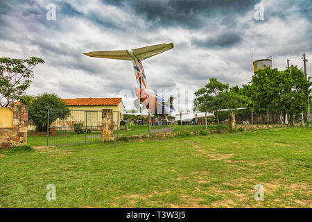 Avion jetés sur une propriété privée au Paraguay. Banque D'Images