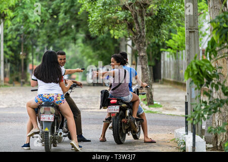San Bernardino, Paraguay - 07 novembre, 2017 : Quatre adolescents sur des motos à San Bernardino-Paraguay Banque D'Images
