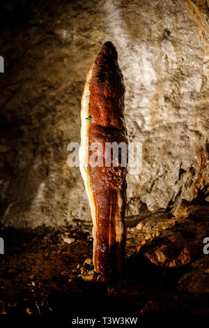 Stalagmite massive dans une grotte Banque D'Images