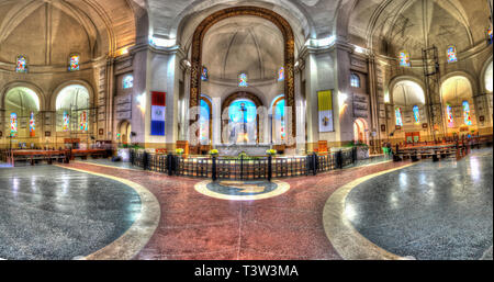 Panorama vertical de l'intérieur de la cathédrale Basílica de la Virgen de los Milagros dans Caacupe-Paraguay. Banque D'Images