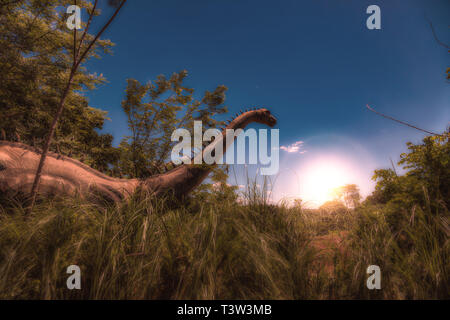 Dinosaure dans l'herbe haute au lever du soleil - Compositing Photoshop Banque D'Images