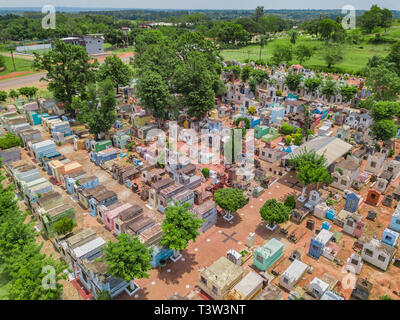 Cimetière avec des tombes dans Mbocayaty hors sol del Guaira - Paraguay Banque D'Images