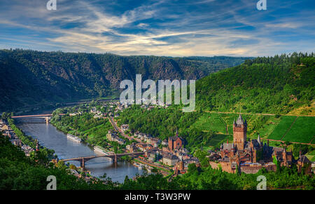 La ville et le château de Cochem sur la Moselle en Allemagne Banque D'Images