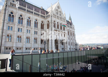 BUDAPEST, HONGRIE - le 22 septembre 2017 : l'entrée du centre de visiteurs au parlement hongrois à Budapest.Les bâtiments. Banque D'Images