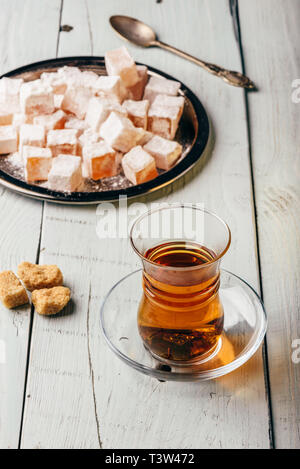Plateau en verre avec de l'arabe rahat loukoum Lokum plus de surface en bois Banque D'Images