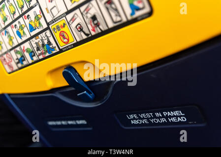 Bari, Italie - 8 mars, 2019 : Avis d'attacher la ceinture de sécurité sur le dos d'un siège d'avion. Banque D'Images