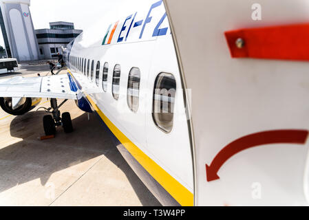 Bari, Italie - 8 mars 2019 : Ouverture porte d'un avion stationné pendant que les passagers débarquent. Banque D'Images