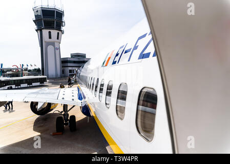 Bari, Italie - 8 mars 2019 : Ouverture porte d'un avion stationné pendant que les passagers débarquent. Banque D'Images