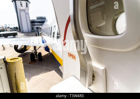 Bari, Italie - 8 mars 2019 : Ouverture porte d'un avion stationné pendant que les passagers débarquent. Banque D'Images