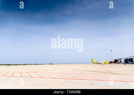 Bari, Italie - 8 mars 2019 : l'Italien Posta avion stationné à l'aéroport de Bari prêt pour le transport des paquets. Banque D'Images