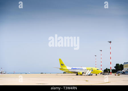 Bari, Italie - 8 mars 2019 : l'Italien Posta avion stationné à l'aéroport de Bari prêt pour le transport des paquets. Banque D'Images