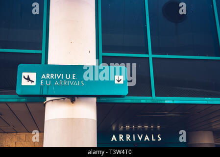 Bari, Italie - 8 mars 2019 : Signe de l'arrivée des voyageurs en provenance de l'UE à un aéroport européen. Banque D'Images