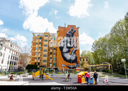 A 30 mètres de haut peinture murale représentant un loup, peint par la rue belge-artis Roa, dans le quartier de Testaccio à Rome, Italie. Banque D'Images