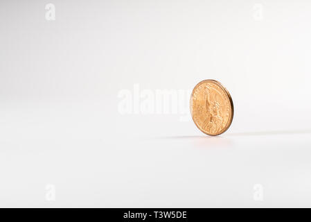 Pièce d'un dollar en rotation sur fond blanc, concept de l'économie américaine. Banque D'Images