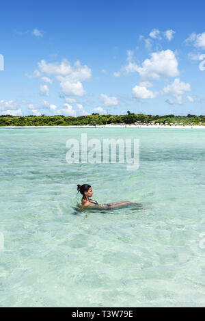 Jeune femme en Kondoi, plage de l'île de Taketomi, Okinawa Prefecture, Japan Banque D'Images