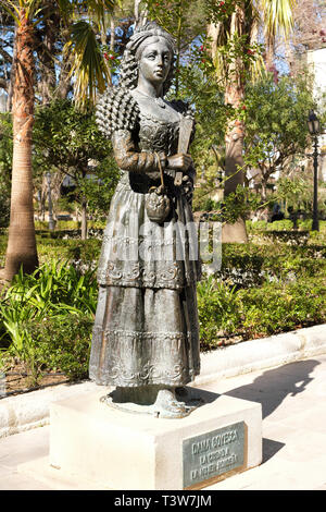 Ronda, Andalousie, Espagne - 16 mars 2019 : statue en bronze de Goyesca Dama dans le parc Alameda, Ronda, Espagne Banque D'Images